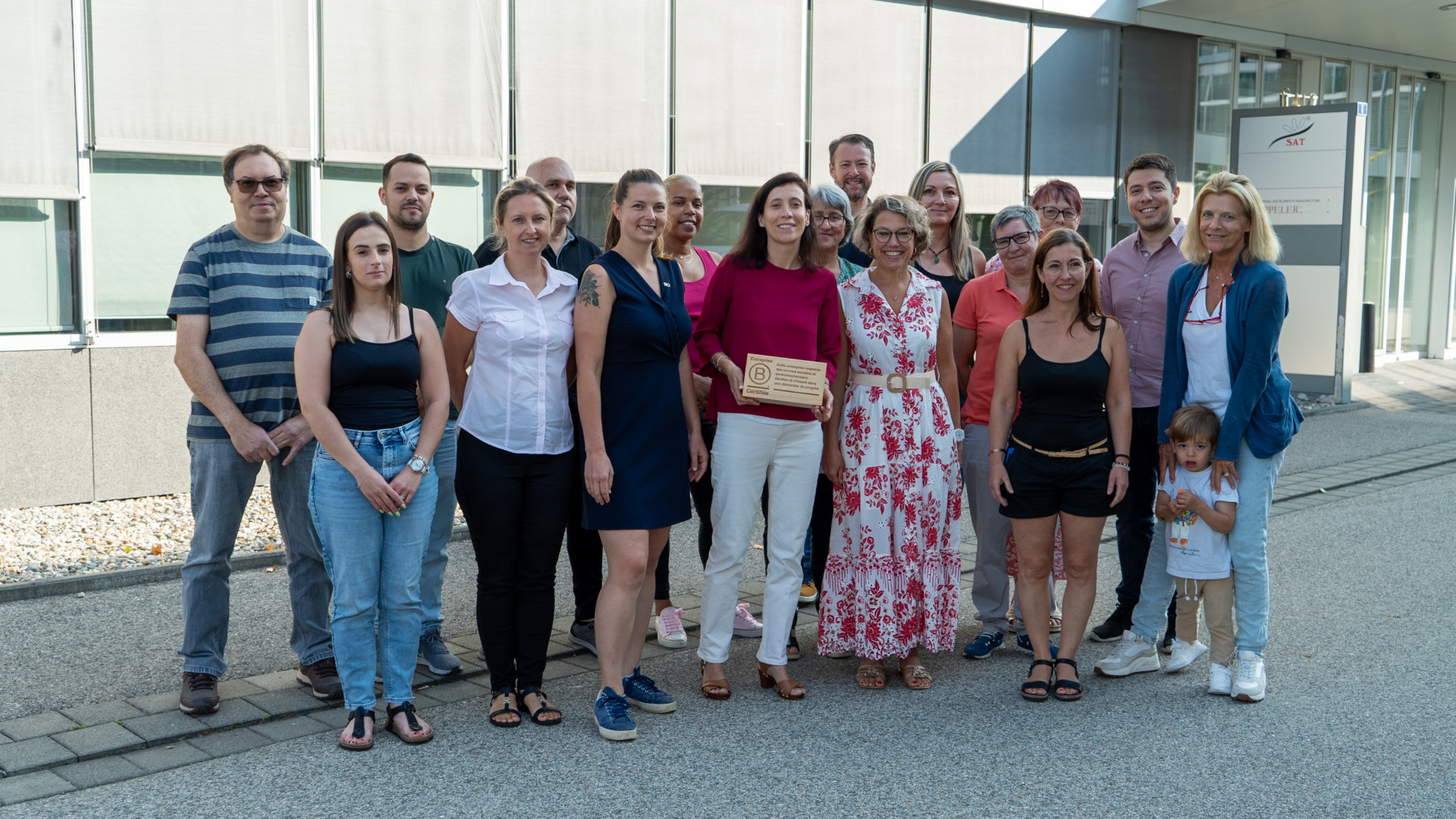 Equipe de Deppeler, portant le B Award, un trophée en bois qui félicite les entreprises B Corp.
